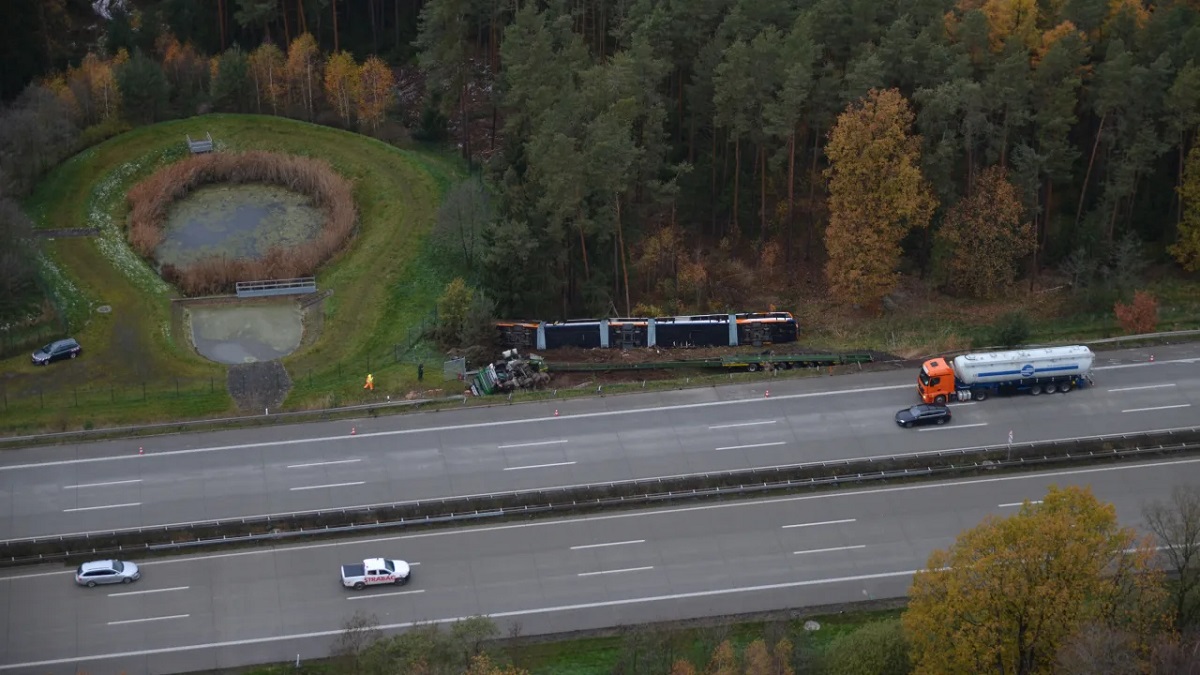 Un camion care transporta un tramvai de 42 de metri s-a răsturnat pe marginea autostrăzii, în Germania. Pagube de 2,5 milioane de euro