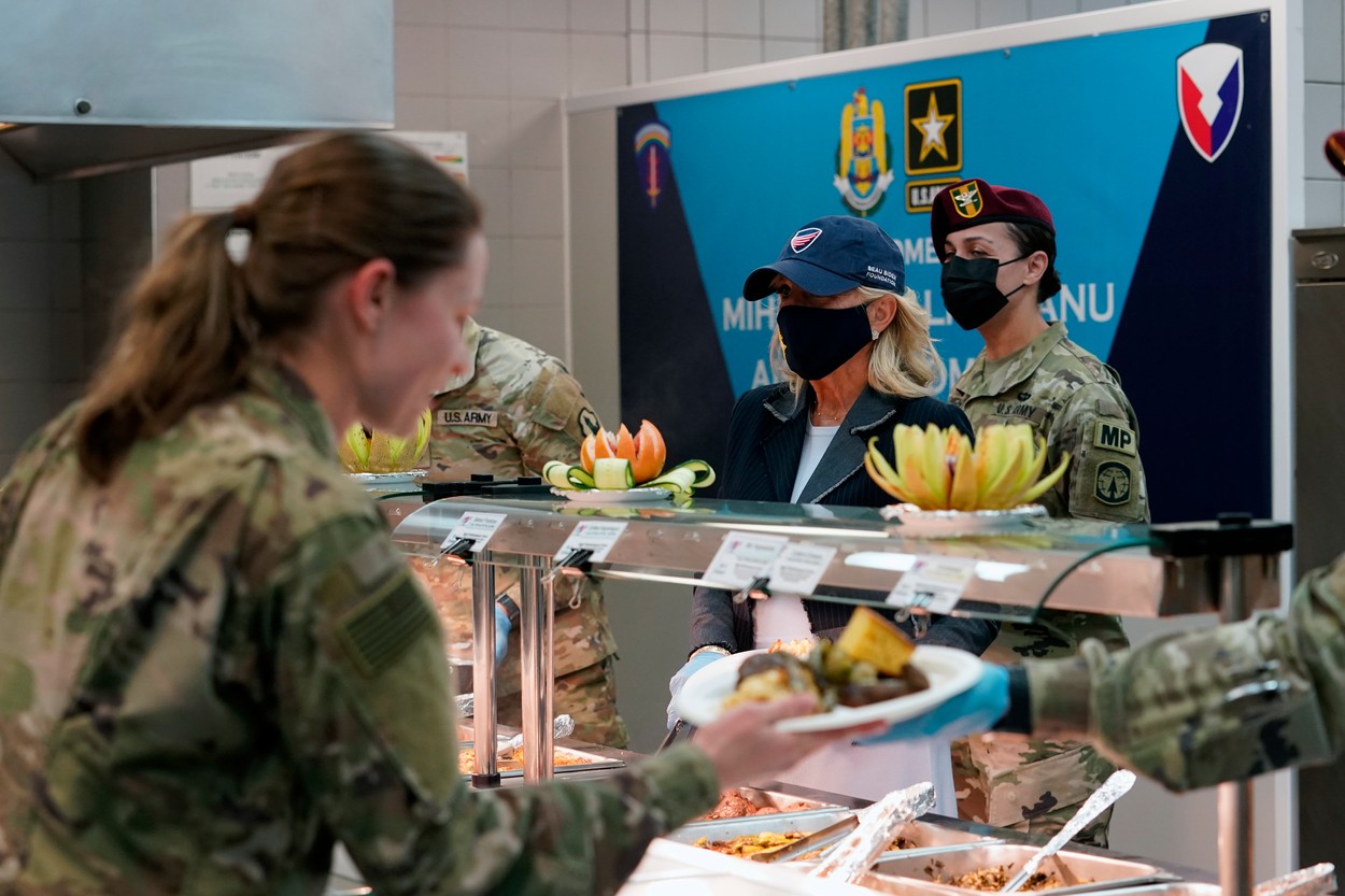 Imagini de la vizita lui Jill Biden la baza militară de la Mihail Kogălniceanu. Prima Doamnă, la masă alături de soldații americani