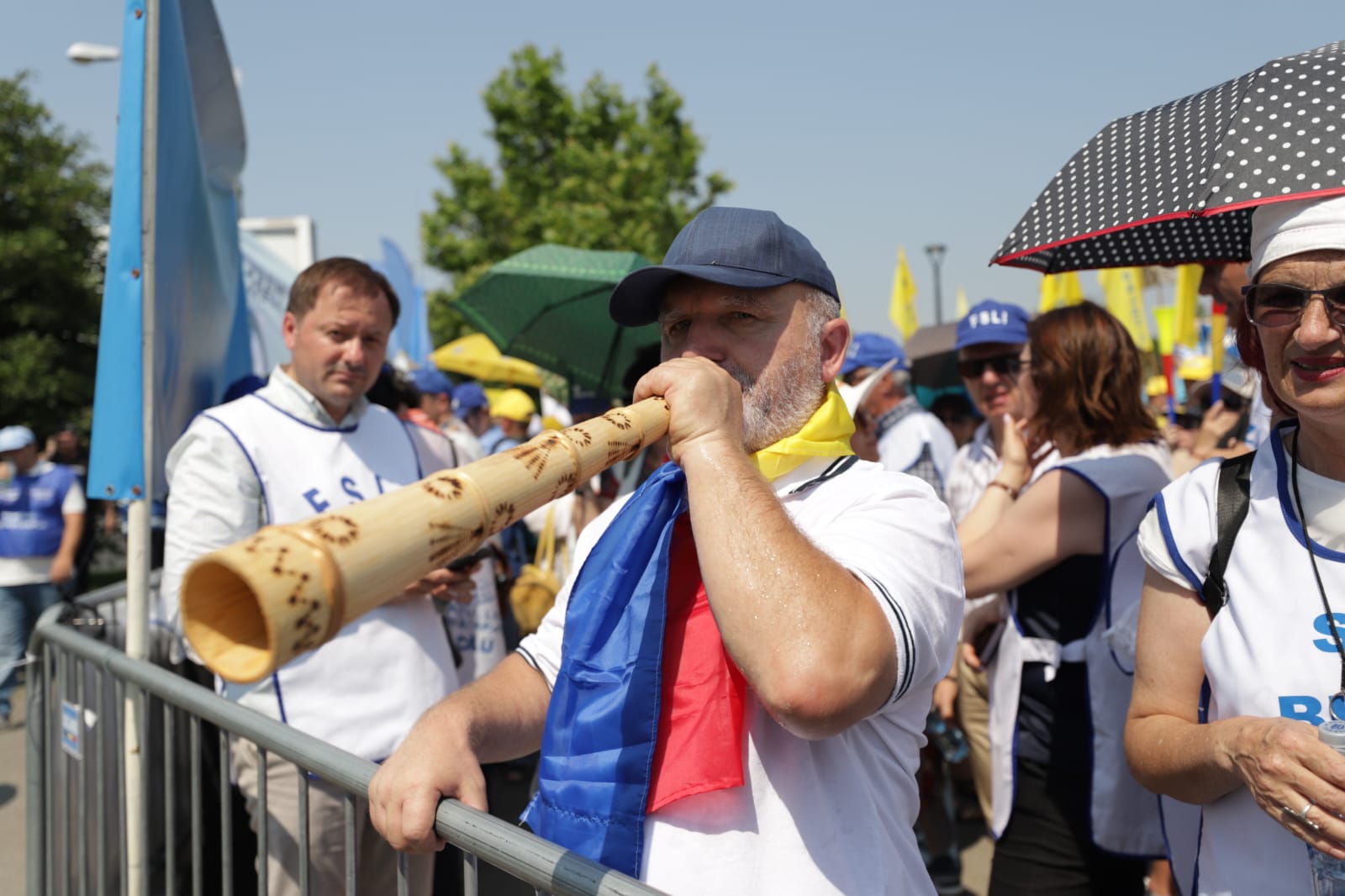 Profesorii și angajații din Sănătate protestează în fața Parlamentului chiar în ziua când Guvernul Bolojan își asumă măsurile de austeritate
