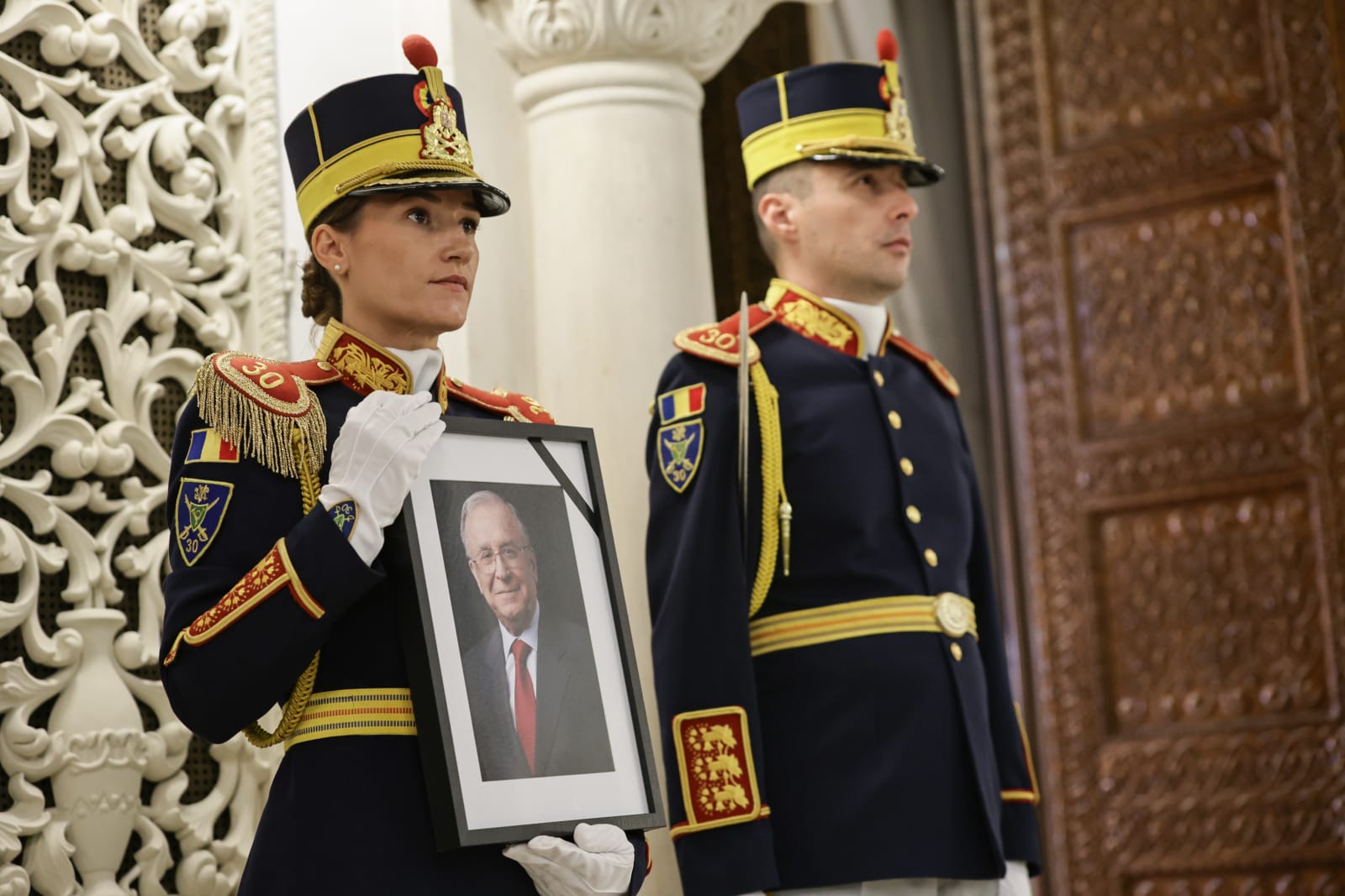 Funeralii de stat pentru Ion Iliescu. Ultimele omagii aduse în fața sicriului fostului președinte, în Sala Unirii, la Palatul Cotroceni