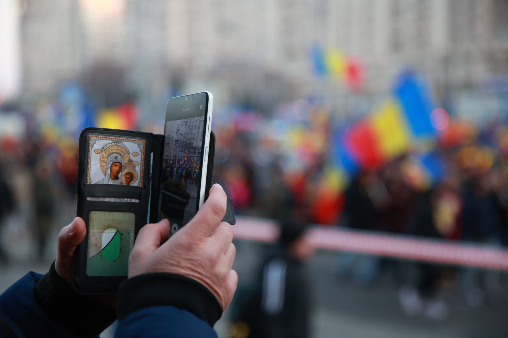 LIVE TEXT: Zeci de mii de oameni la protestul organizat de AUR în București. Mai mulți protestatari aveau asupra lor cuţite, bricege și substanţe interzise