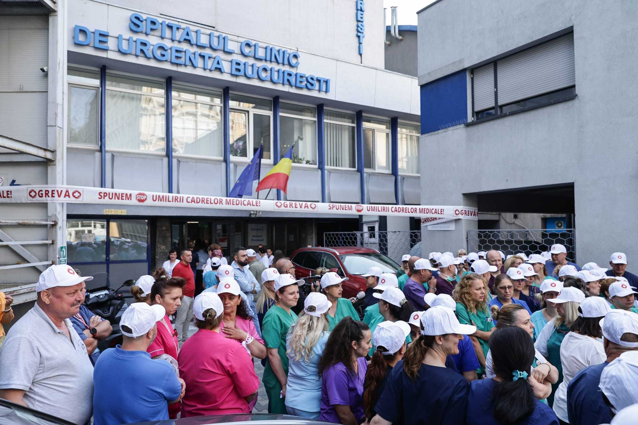 Grevă de avertisment organizată de Sanitas. Noua lege a salarizării propusă de Guvernul Bolojan, sursa nemulțumirilor: „Sporul pentru turele de noapte este o bătaie de joc”