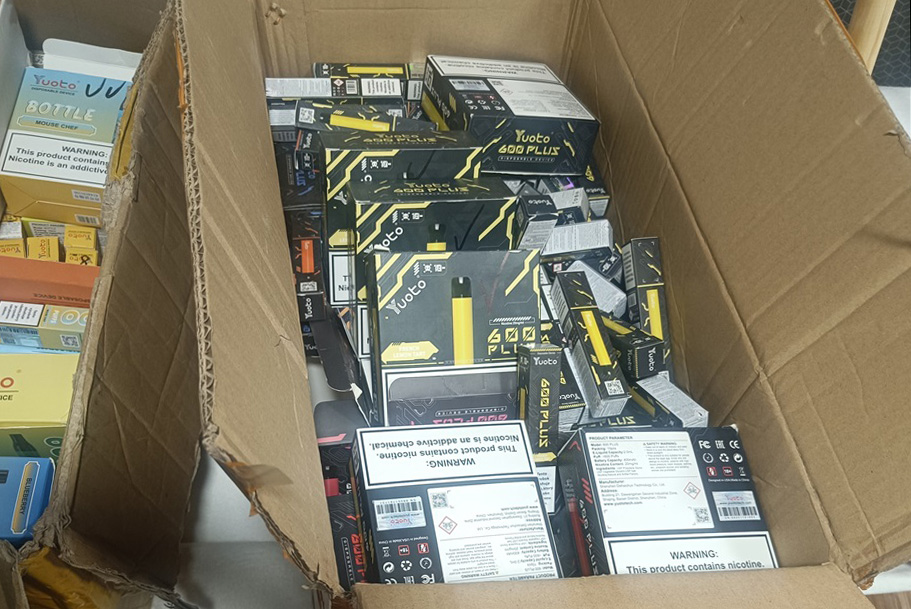 Próbavásárlásnak indult, razzia lett belőle: több ezer e-cigit találtak egy debreceni lakásban