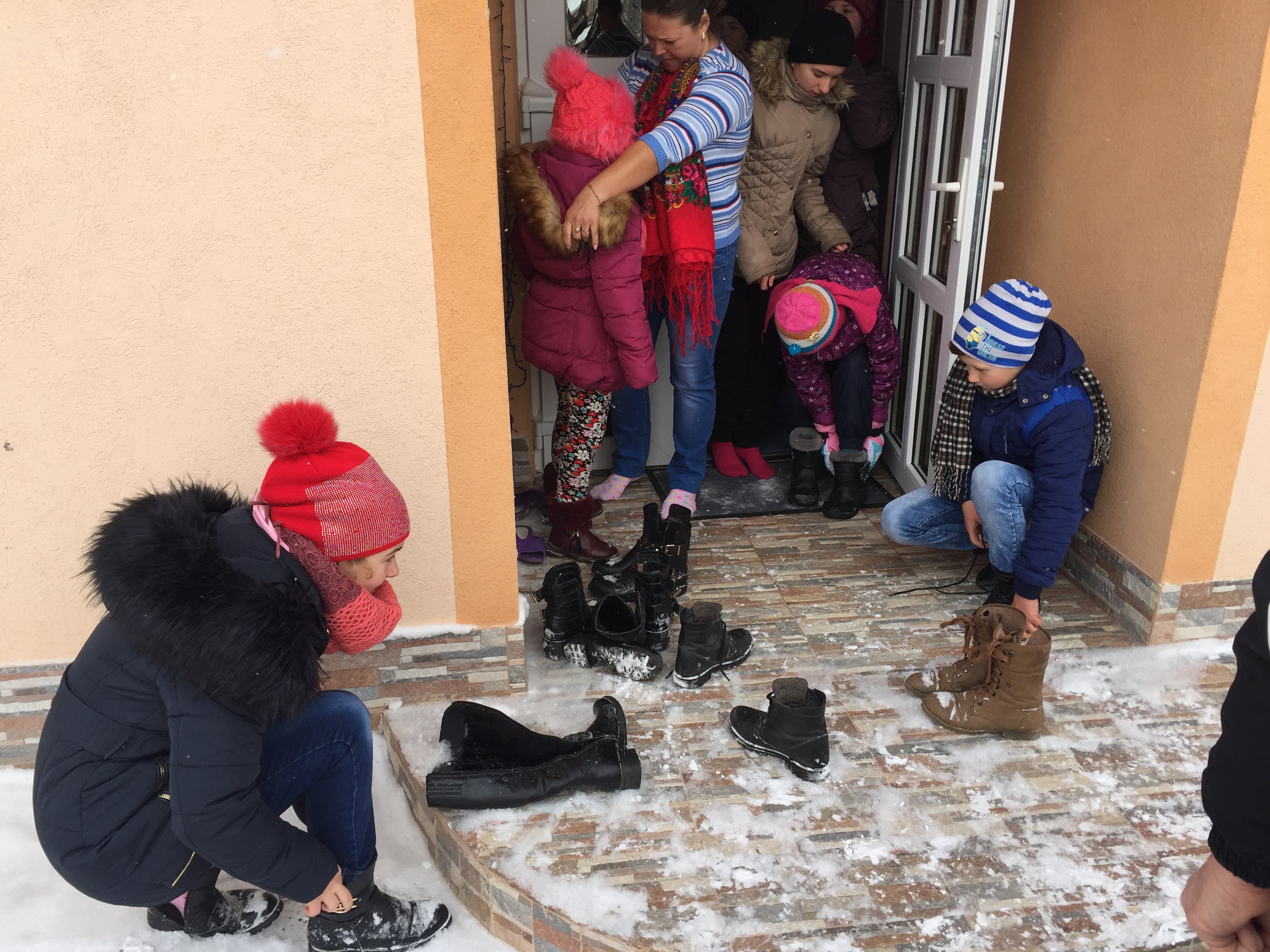 Zăpada a adus bucurie elevilor din Botoșani! Au ieșit la șăniuș în loc să meargă la școală