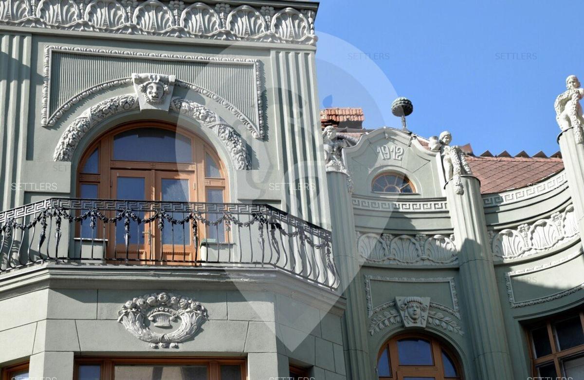 Brașovul scoate la vânzare un palat spectaculos din inima orașului, cu vedere spre Tâmpa, la preț de penthouse în centrul Bucureștiului