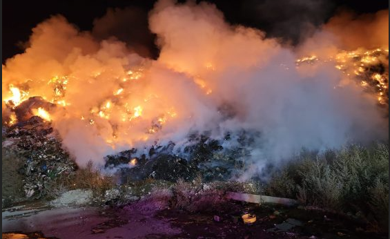 Incendiu cu degajări mari de fum, izbucnit azi-noapte la groapa de gunoi de la Boldești-Scăeni, lângă Ploiești. A fost emis mesaj RO-Alert
