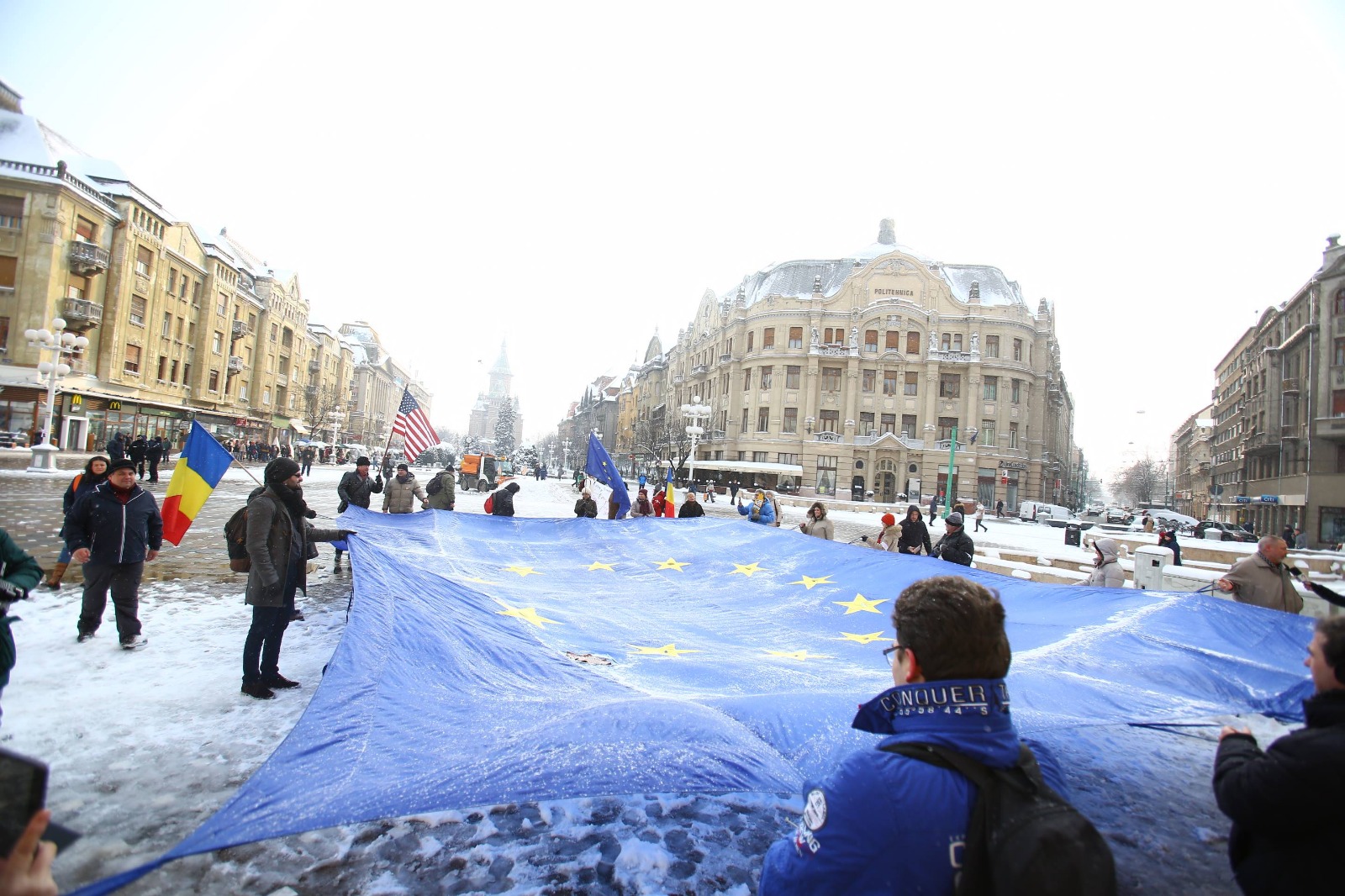 Un steag UE imens, întins în centrul Timișoarei. Adus de la Zurich, steagul va ajunge la București/FOTO