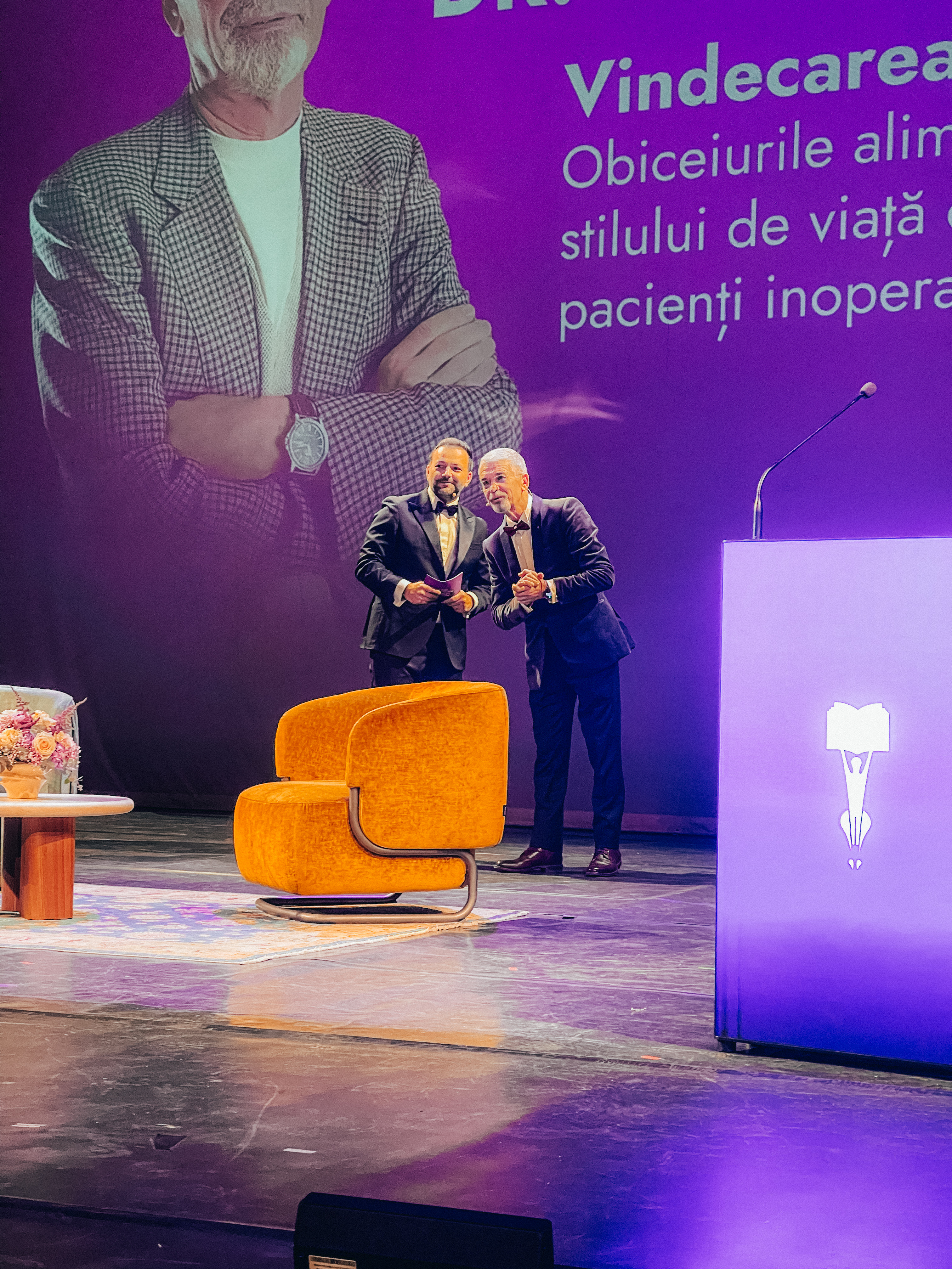 Cum au apărut părintele Pimen Vlad, doctorul Mihai Craiu, profesorul Constantin Dulcan, Dan Negru și Mihai Morar pe scenă la Opera Națională București