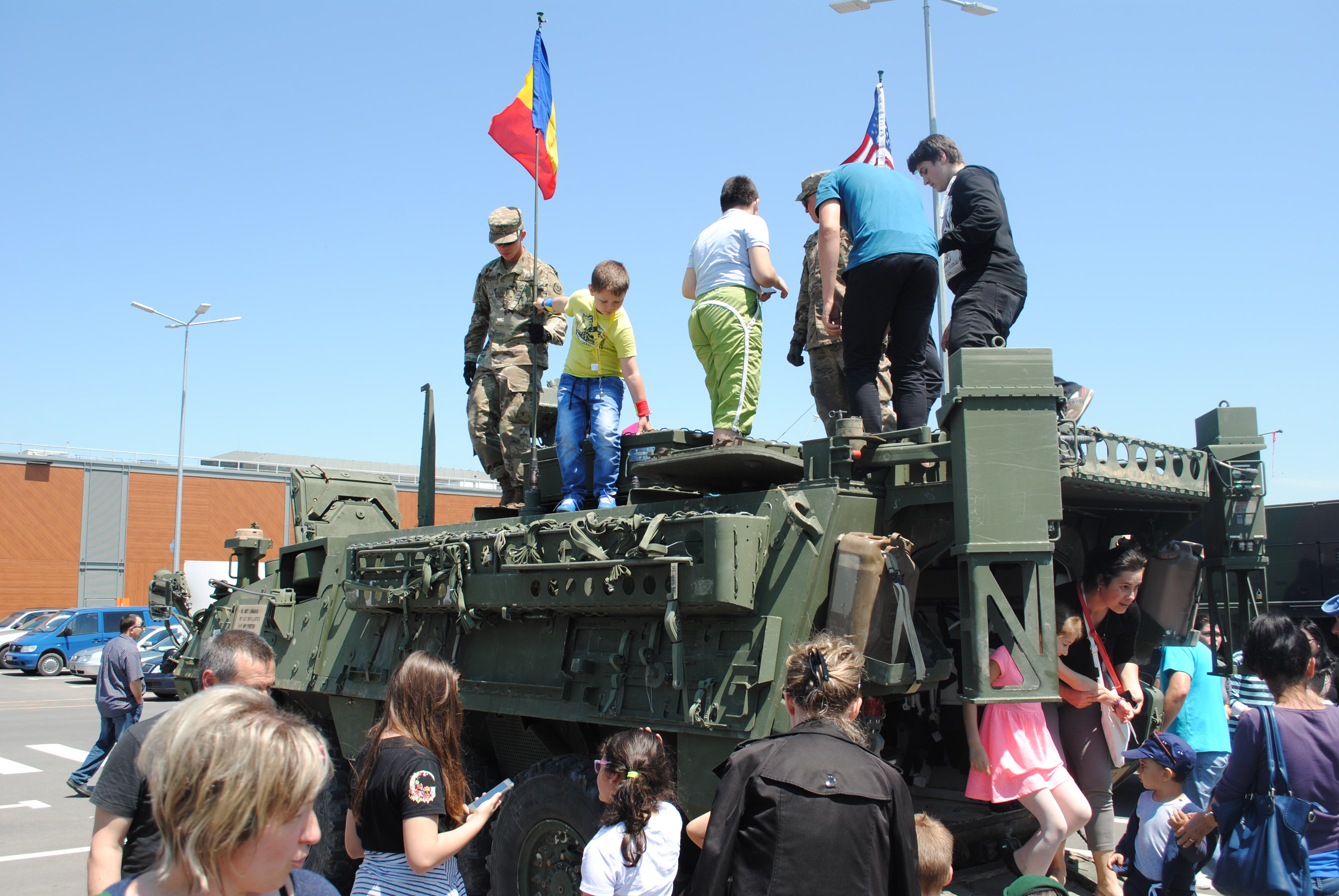 Soldații americani și-au etalat armele la Brașov