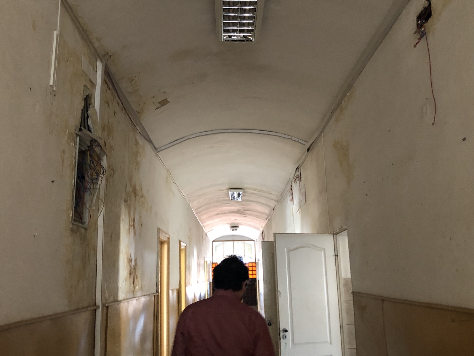 Peste 500 de elevi învață într-o școală fără acoperiș, în Timișoara. Clădirea distrusă de o furtună, în septembrie 2017, nu a fost reparată nici până acum!