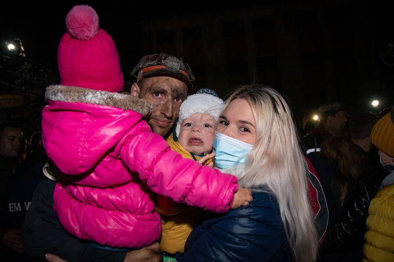 Momente emoționante surprinse la Mina Lupeni, când minerii au ieșit la suprafață, după șase zile de protest