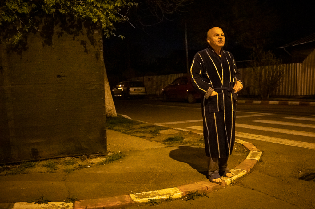 REPORTAJ. În Voluntariul credincioșilor Pandele și Firea, Lumina sfântă a venit de două ori: “Mulțumim frumos la domnu' și la doamna primar”