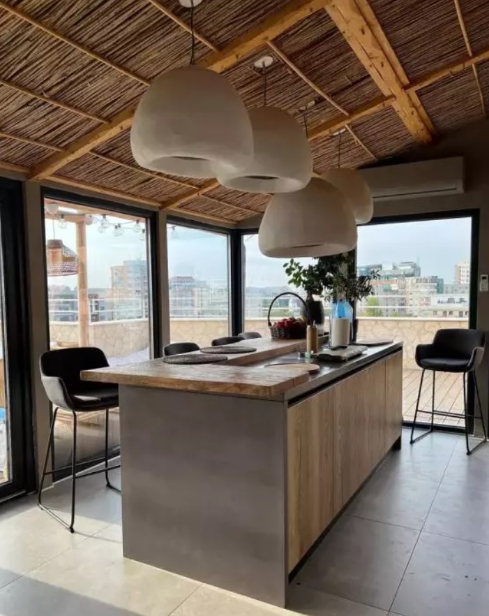 Imagini cu apartamentul în care locuiesc Carmen Grebenișan și Alex Militaru. Deși a investit o avere, vedeta se mută din penthouse-ul din București