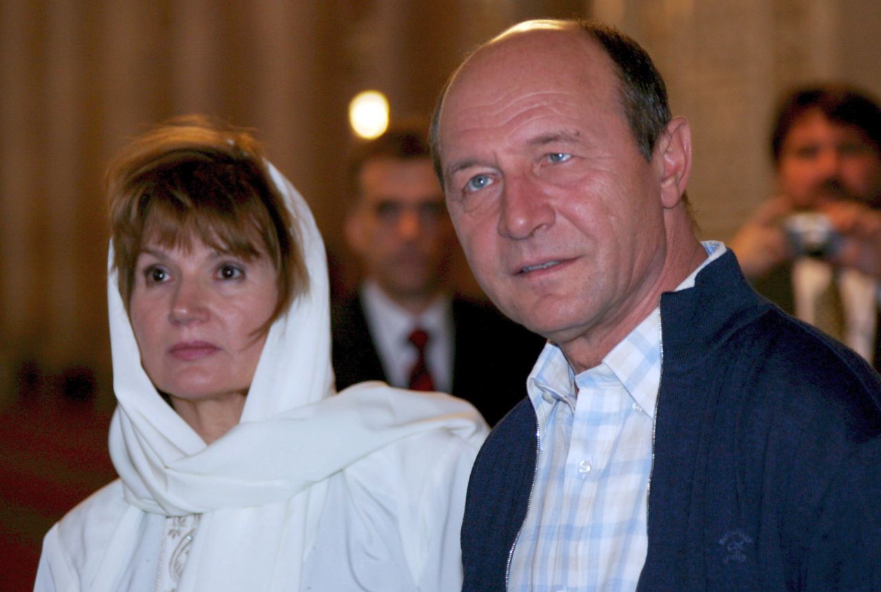 Cum arată Maria Băsescu la 74 de ani. Soția lui Traian Băsescu a avut o apariție impecabilă la ziua nepoatei sale