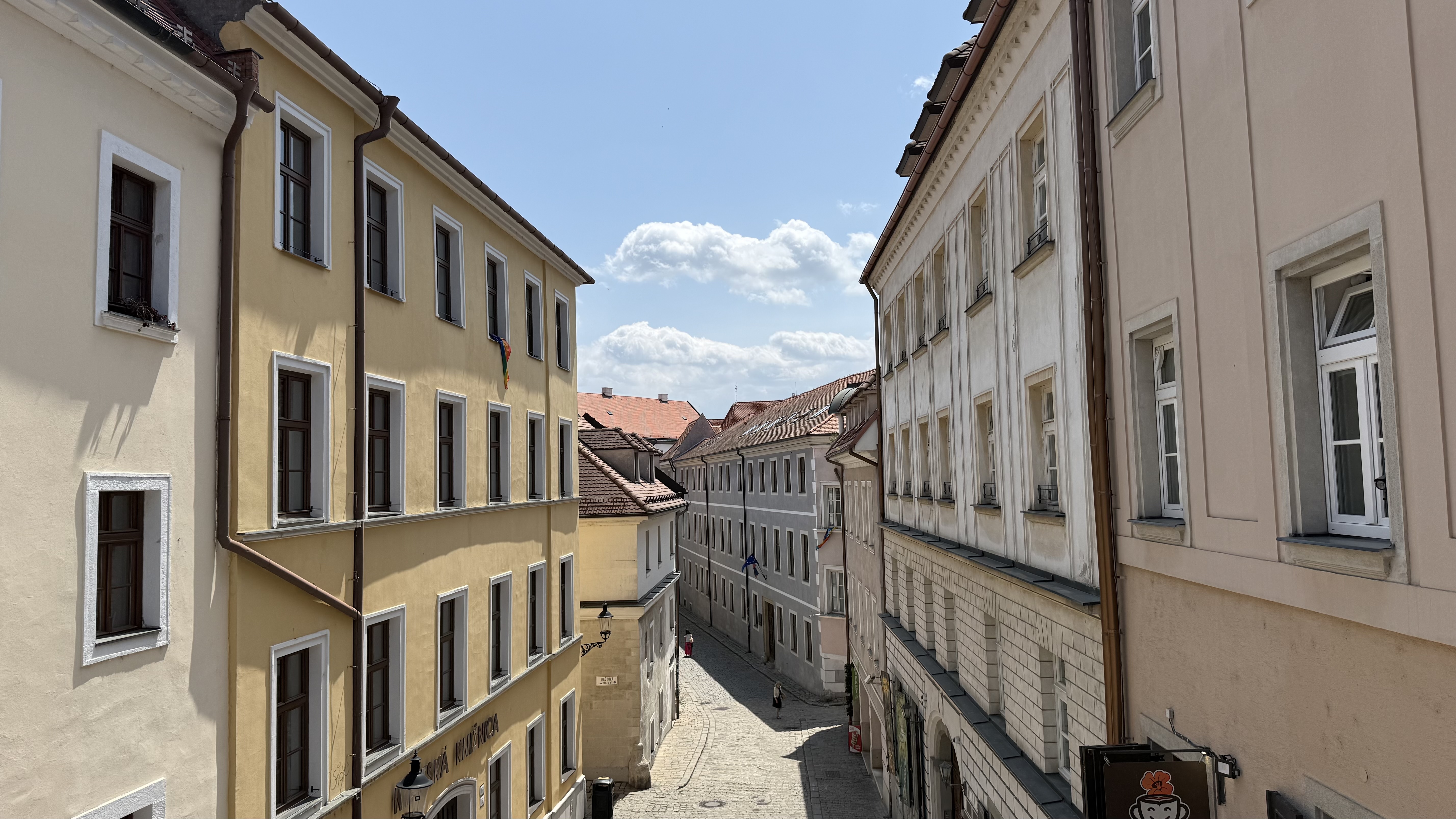 Cât plătești pentru un tuns și bărbierit la o frizerie de cartier din Bratislava: buget de restaurant în România