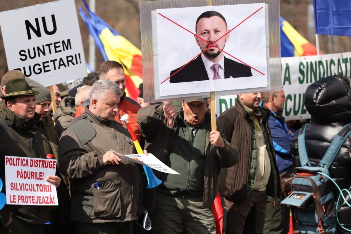Silvicultorii protestează la București față de tăierea salariilor și amenință cu greva generală