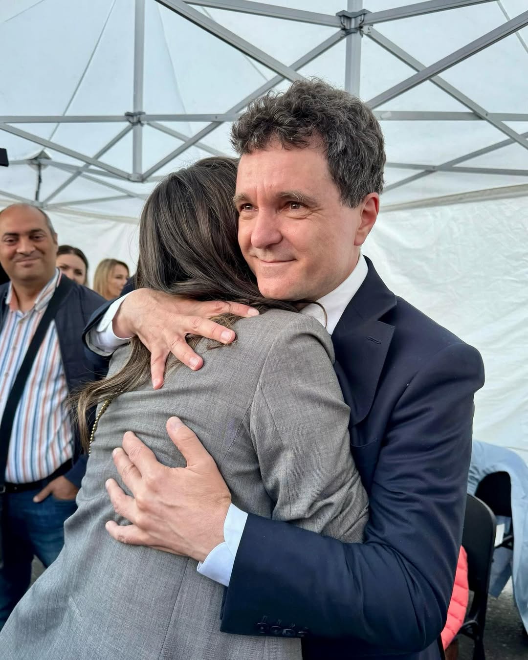 Mesajul transmis de Andreea Raicu la mitingul „România în lumină”: „Ca femeie, am fost învățată să tac”. Vedeta l-a îmbrățișat pe Nicușor Dan
