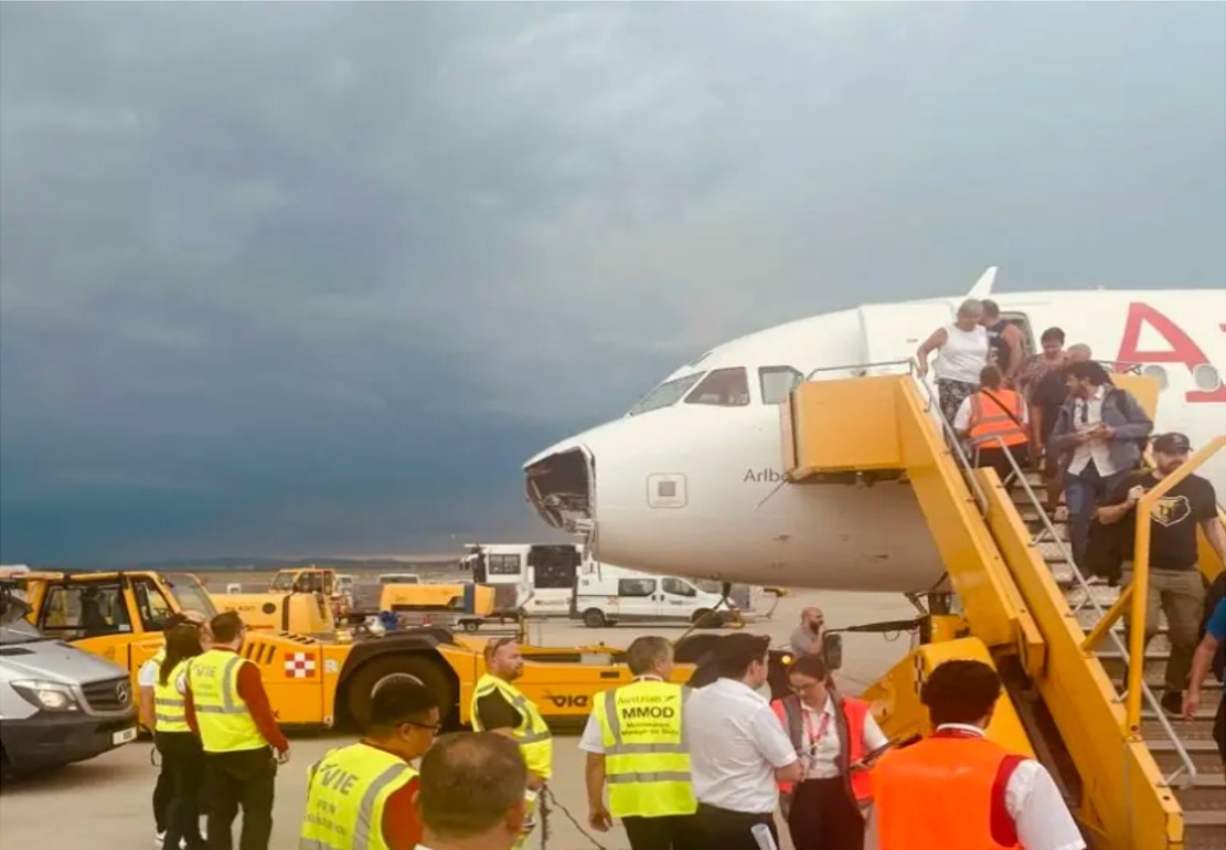 Avion Austrian Airlines, avariat după o furtună cu grindină. Cum a aterizat aeronava la Viena