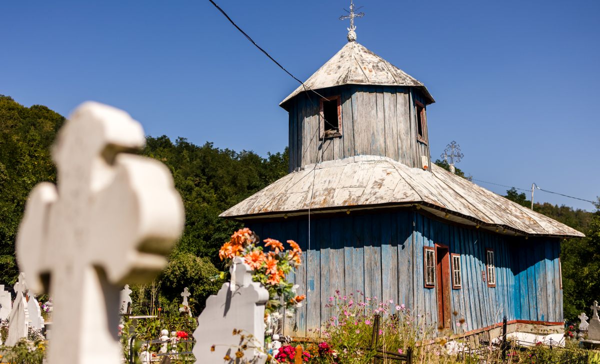 Cinci locuri pe care e musai să le vezi, chiar dacă pentru asta trebuie să te duci până la Cucuieții din Deal. Povestea bisericii de lemn cu tavan de stele