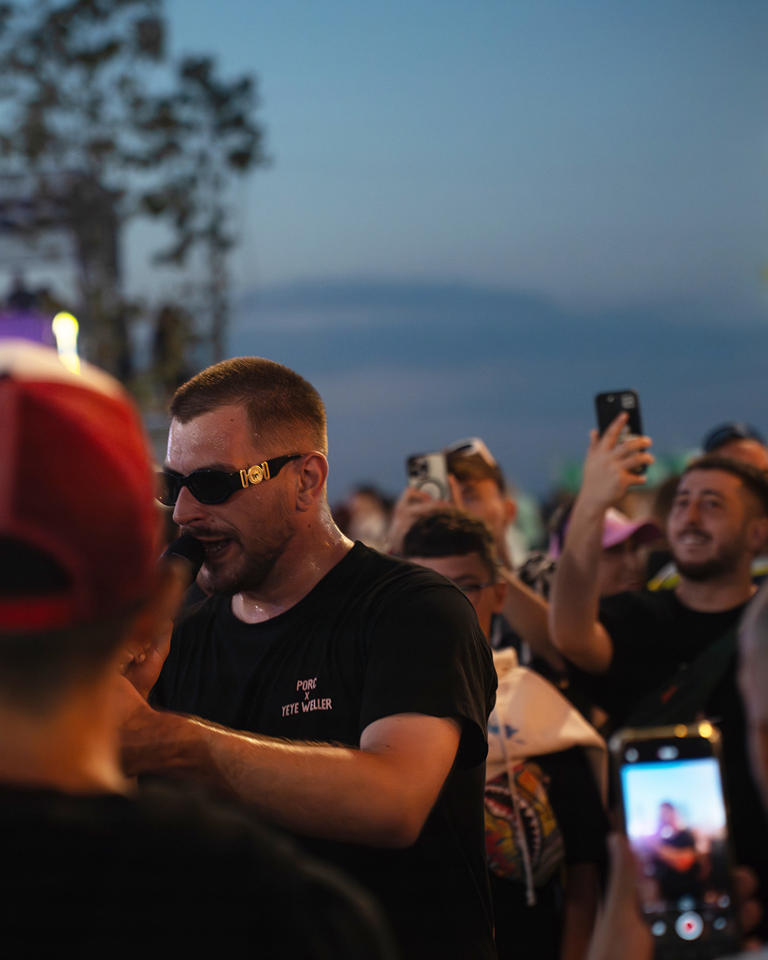 Artistul Tomi Marfă, amendat cu 1000 de lei pentru concertul de la „Beach, Please”. „Voi când v-ați urcat pe scena aia, știați că sunt minori în public?”