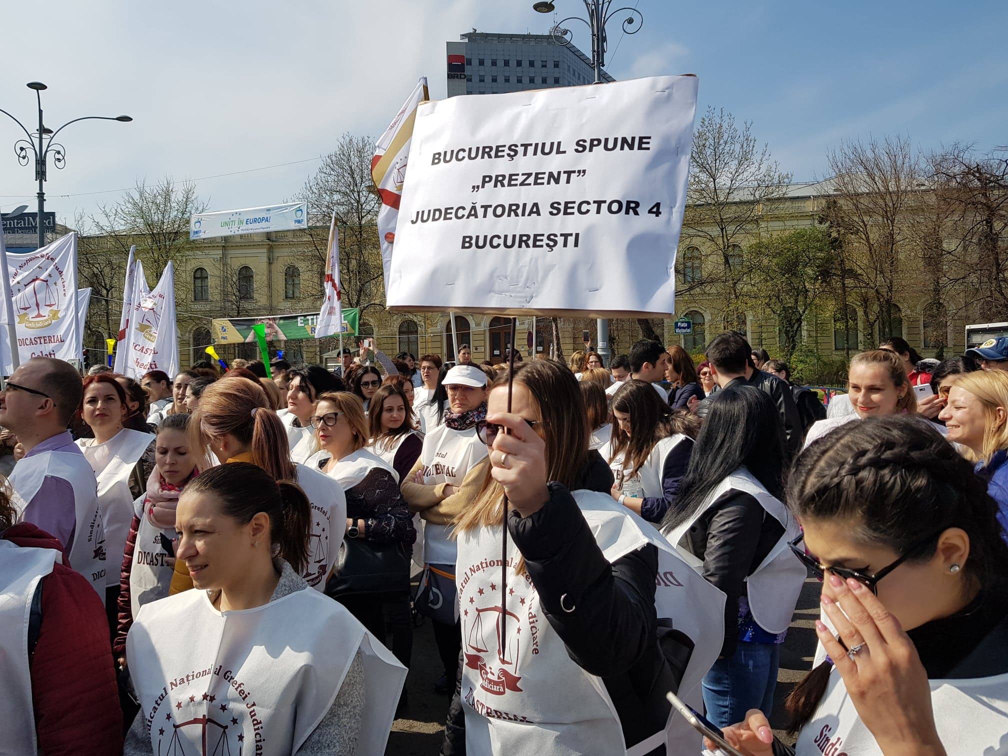 UPDATE. Delegaţie a grefierilor, la discuţii la Guvern. Colegii lor protestează în Piața Victoriei (FOTO&VIDEO)