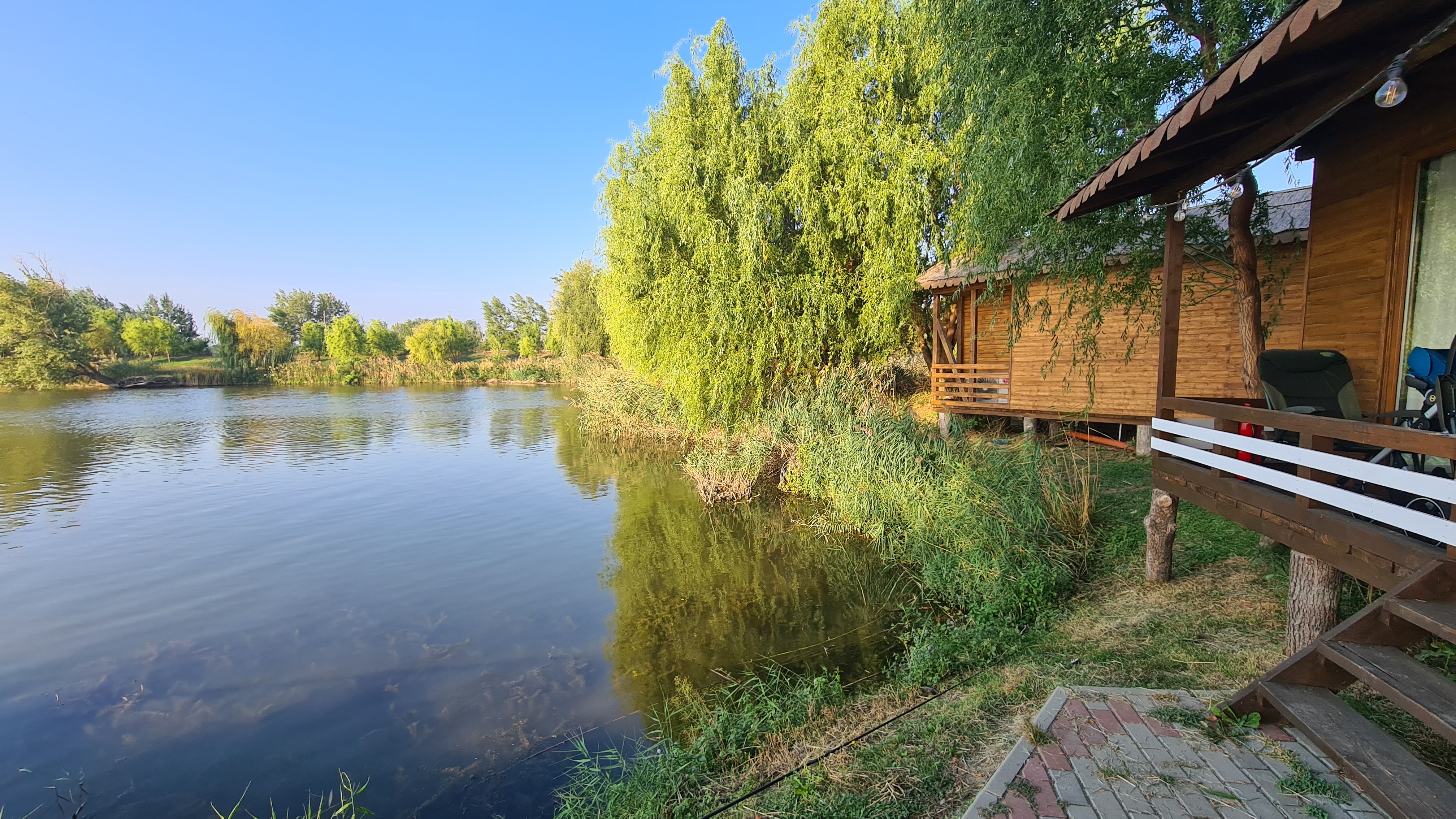 „Delta Dunării” de pe Siret. Satul de vacanță de 82 de hectare, cu zoo, pescuit sportiv și kilometri de canale unde te poți plimba cu barca