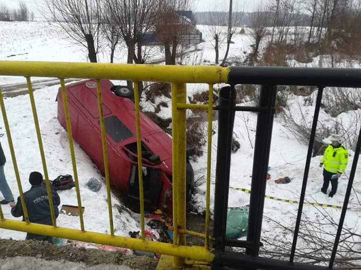 FOTO / Microbuz răsturnat într-o râpă, în Bacău. O persoană a murit și cinci au fost rănite
