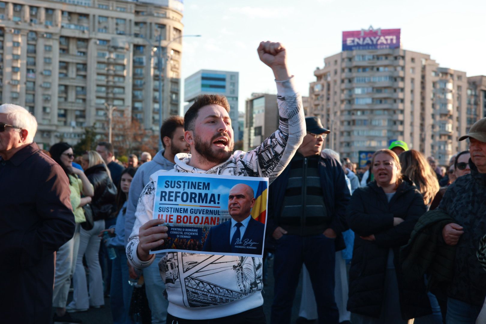 Miting în Piața Victoriei pentru susținerea lui Ilie Bolojan, înaintea moțiunii de cenzură: „AUR și PSD, aceeași mizerie”. Mesajul transmis de premier