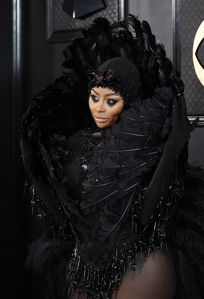 Ținutele vedetelor la Premiile Grammy 2023. Cardi B a avut o rochie excentrică, iar Camila Cabello a purtat un sutien transparent în loc de bluză