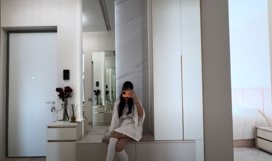Imagini cu apartamentul din București în care locuiește Andreea Bostănică. Tânăra din Moldova câștigă 20.000 de euro pe săptămână