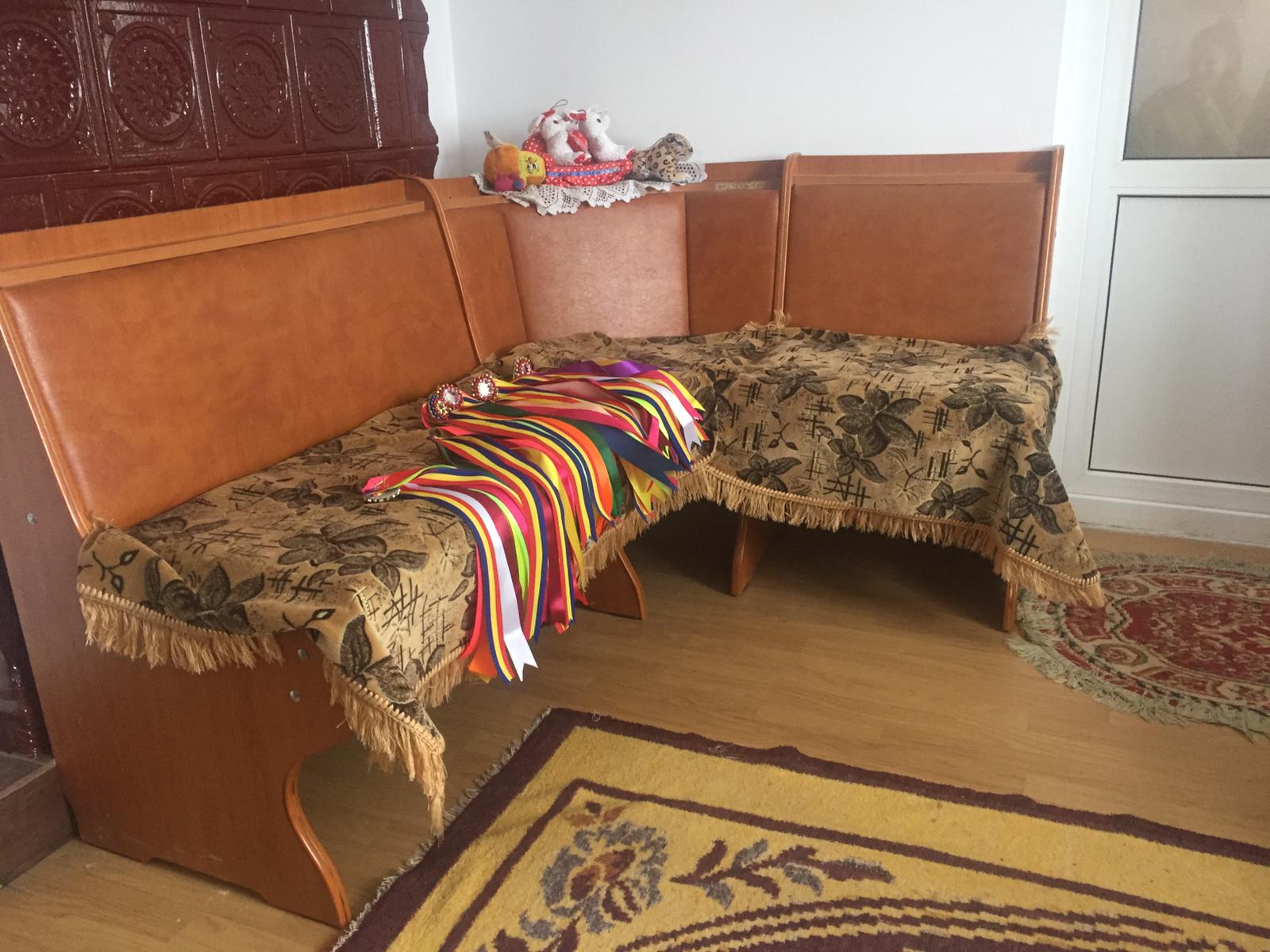 VIDEO&FOTO/ Nea Mircea Platon, ultimul făuritor al măștilor purtate de cetele de flăcăi din Ruginoasa. E o muncă de 5 săptămâni, iar costul unei măști pornește de la 1.000 de lei