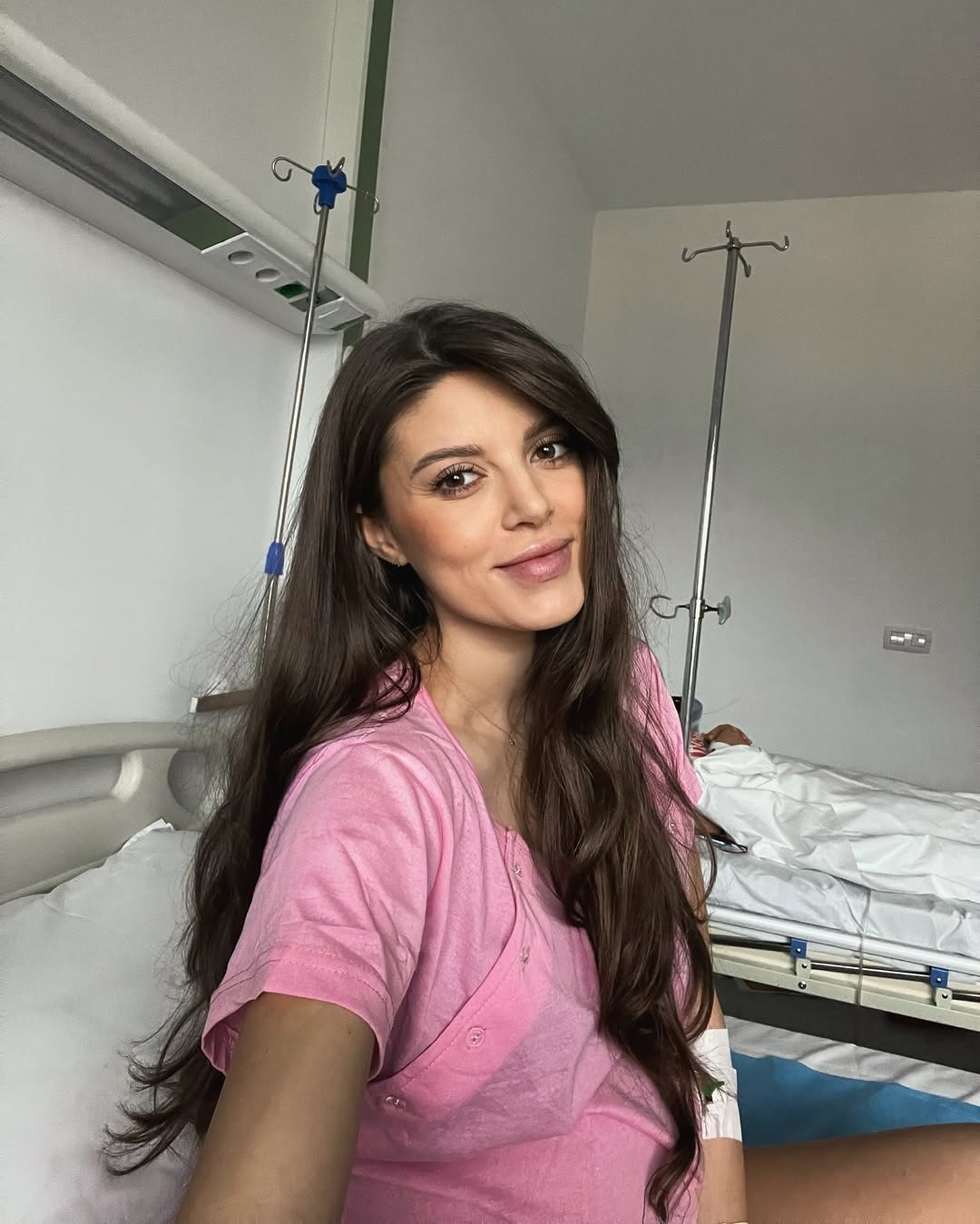 Fotbalistul român și iubita lui celebră au devenit părinți: Prima imagine cu bebelușul. Anunțaseră sarcina la o zi după ce s-au căsătorit