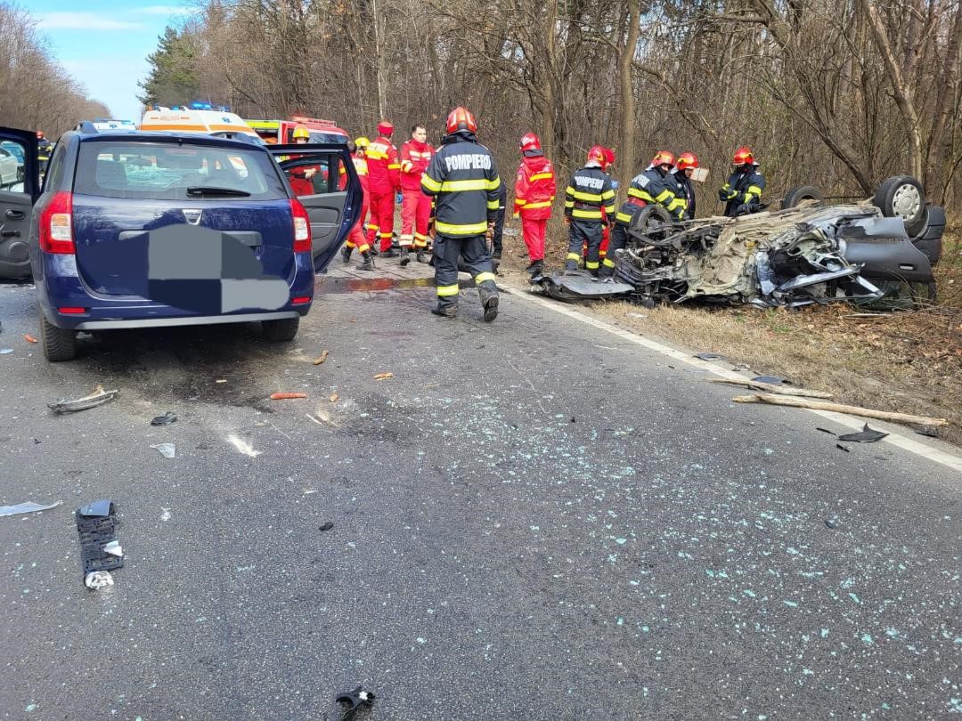 Accident cu patru mașini, pe DN2, la Sintești. O persoană a murit, alte cinci au fost rănite. A fost activat planul roșu de intervenție