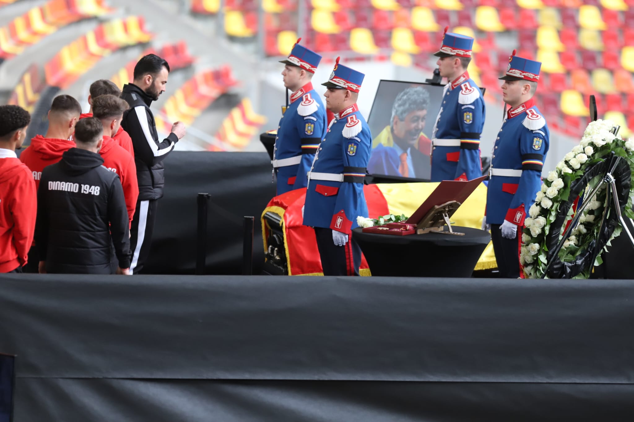Livetext Mii de români își iau adio de la Mircea Lucescu la Arena Națională înainte de funeraliile cu onoruri militare / „Leucemia i-a provocat și grăbit sfârșitul”