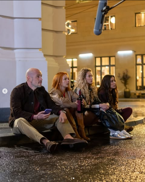 O comedie românească pune sub lupă relațiile moderne și datingul din 2025. Matei Dima: „N-ar trebui să cedăm presiunii sociale din jur. N-ai copii? E OK. Ai copii? E OK”