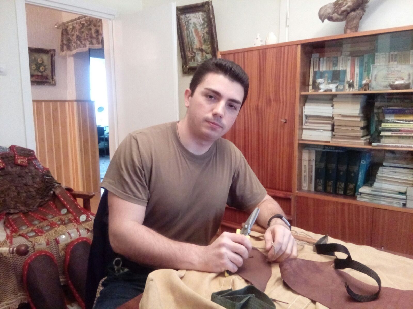REPORTAJ: Un tânăr gălățean luptă să reconstituie istoria pe viu. Echipamente vechi prind viață în micul său apartament/ FOTO&VIDEO