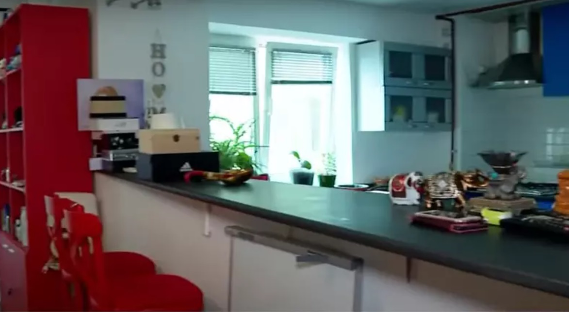 Imagini cu apartamentul în care locuiește Viorel Lis cu soția Oana. Ea a fost nevoită să vândă lucruri din casă pentru a face rost de bani