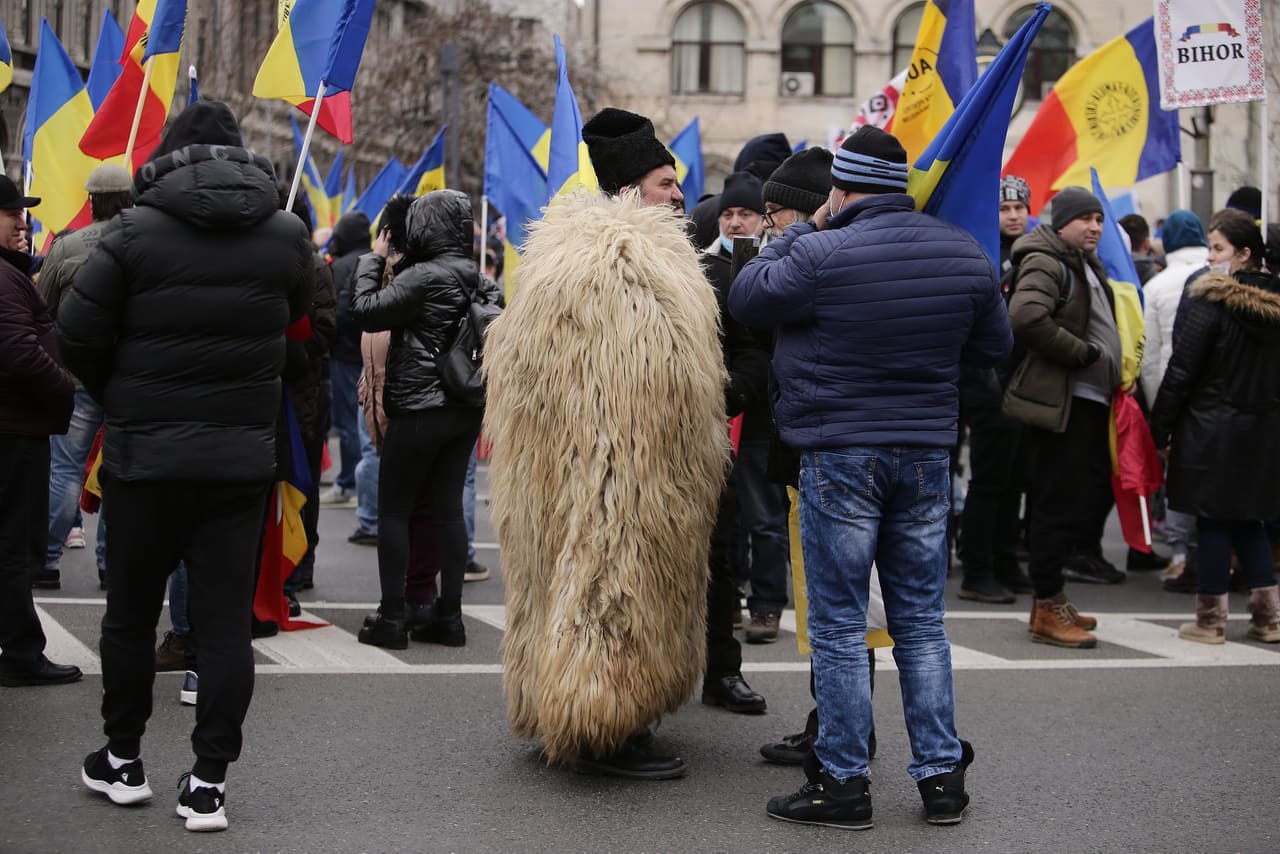 VIDEO. Incident între George Simion și un jandarm. Apoi liderul AUR aleargă după un alt bărbat. Protestarii merg spre Cotroceni