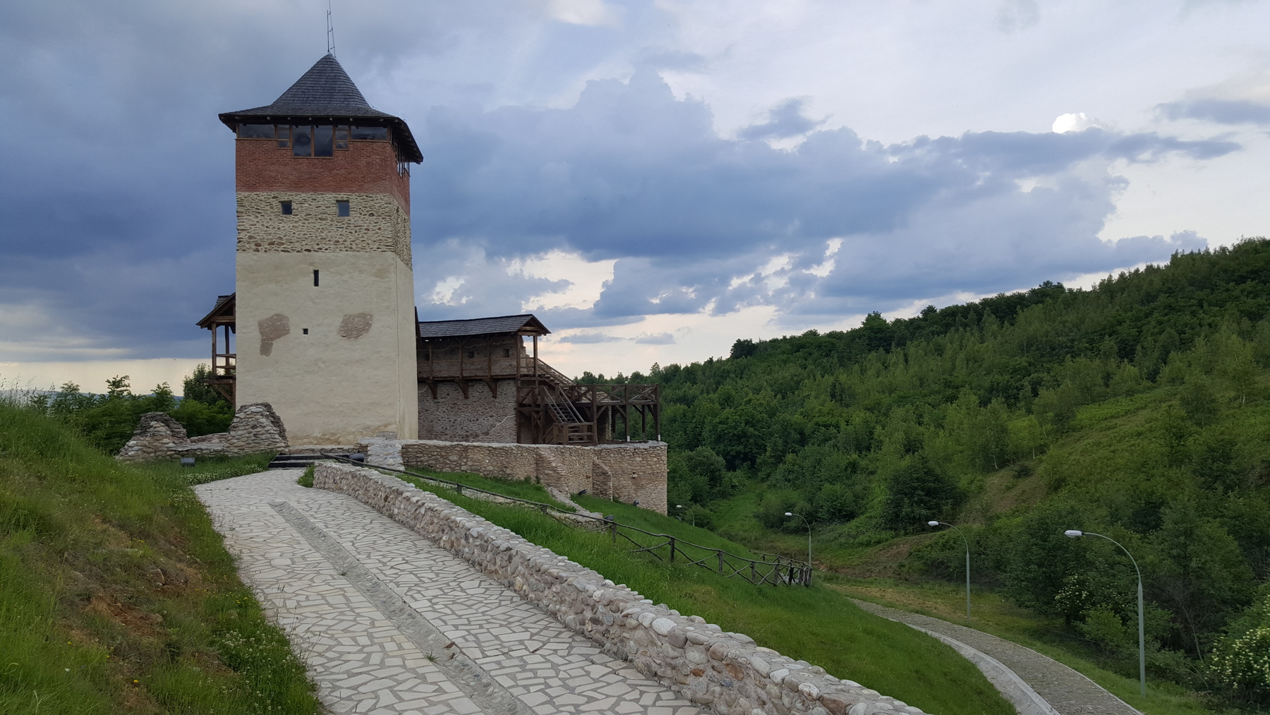 Cetatea Mălăiești din Țara Hațegului, restaurată cu termopane. Fortăreața veche de șase secole a devenit atracție pentru turiști