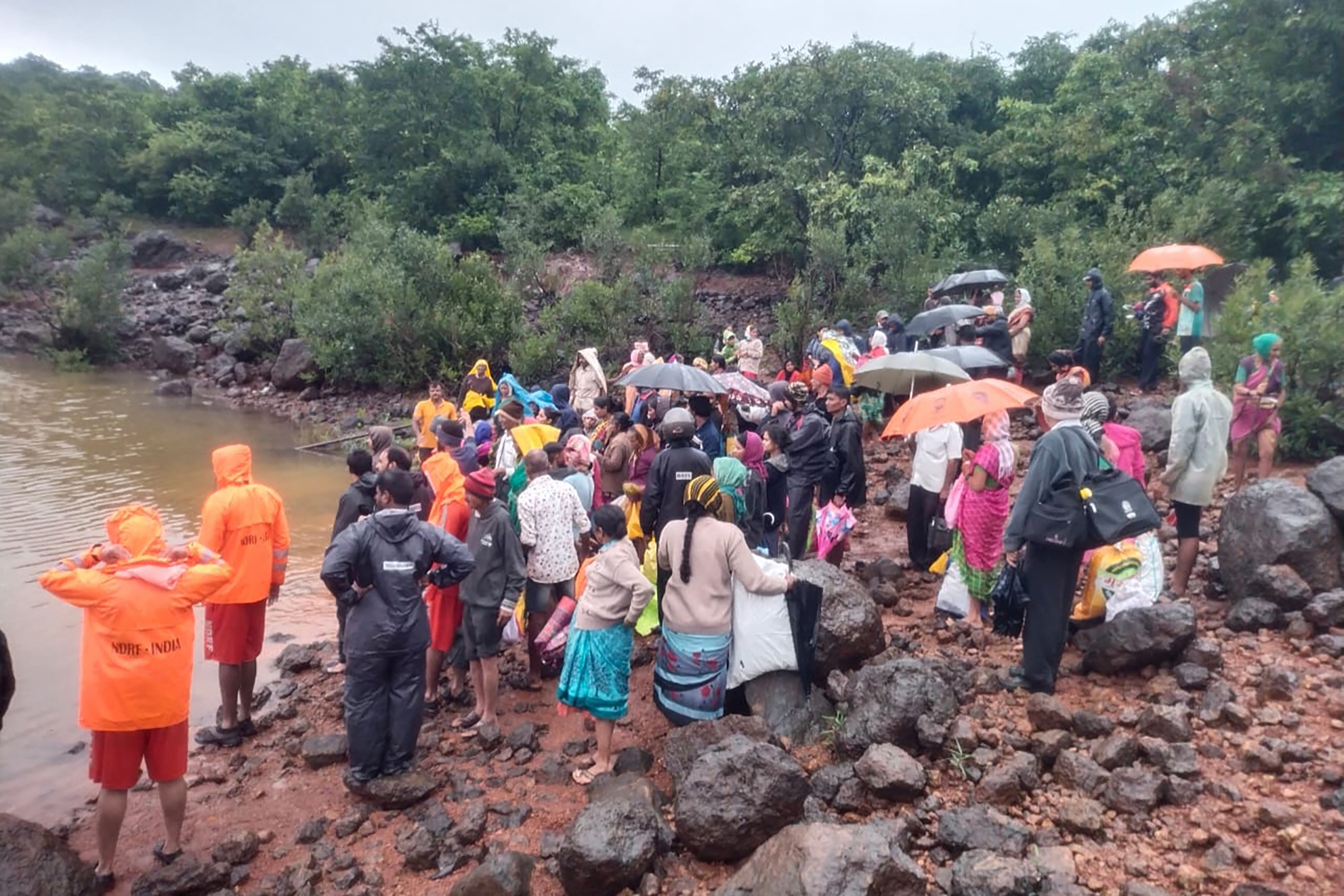 India, devastată de inundații și alunecări de teren. Cel puţin 112 oameni au murit