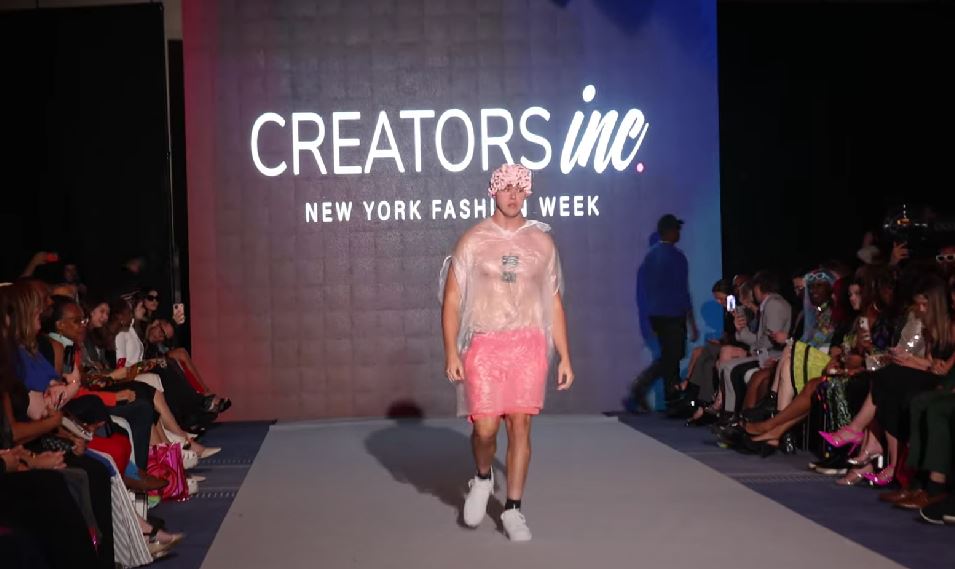 Un tânăr a defilat într-un sac de gunoi la New York Fashion Week. Publicul nu și-a dat seama că nu face parte din show