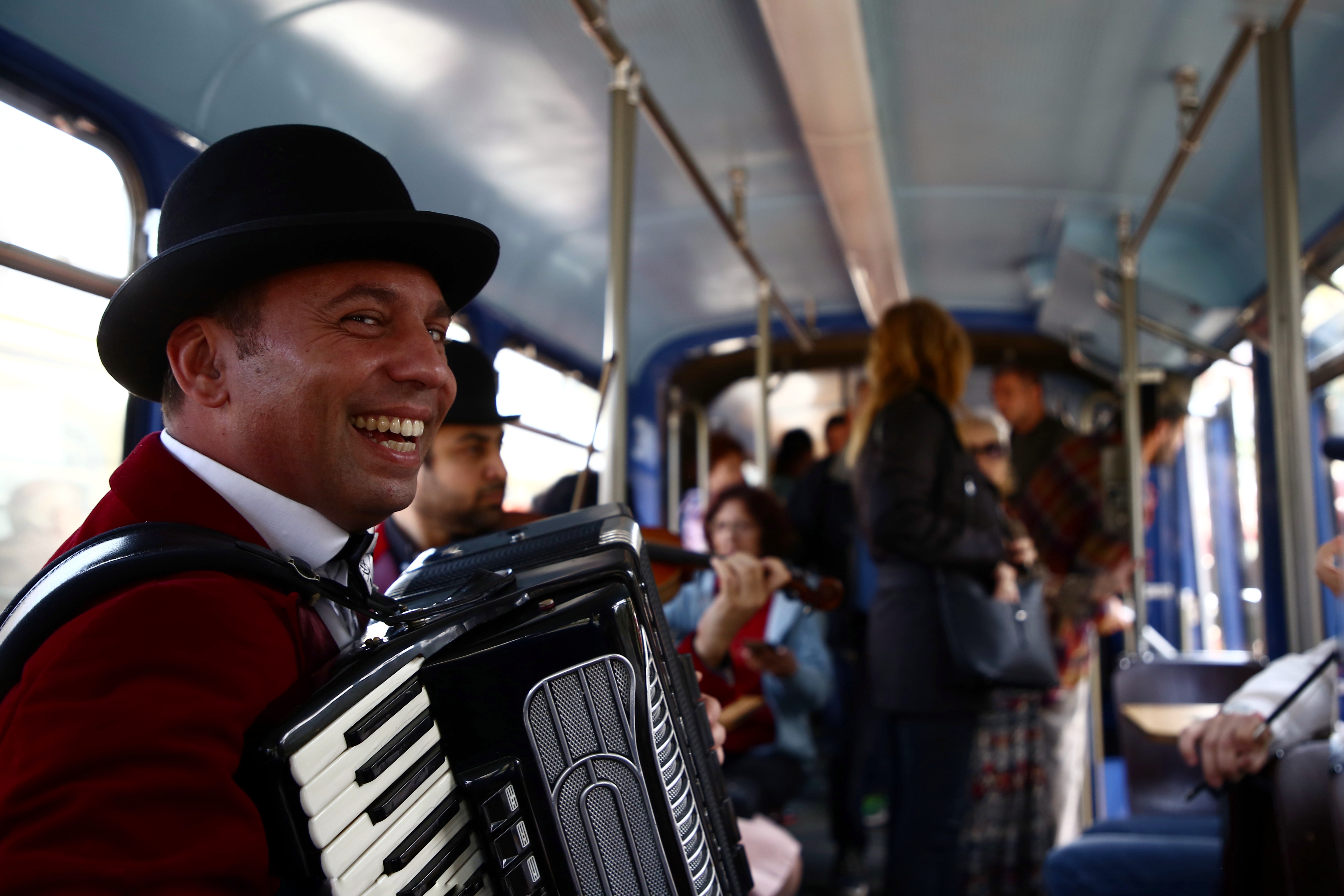 GALERIE FOTO / Imagini inedite cu tramvaiele de epocă, la paradă în București. În vagoane a cântat fanfara, iar vatmanul a purtat uniforma de altădată