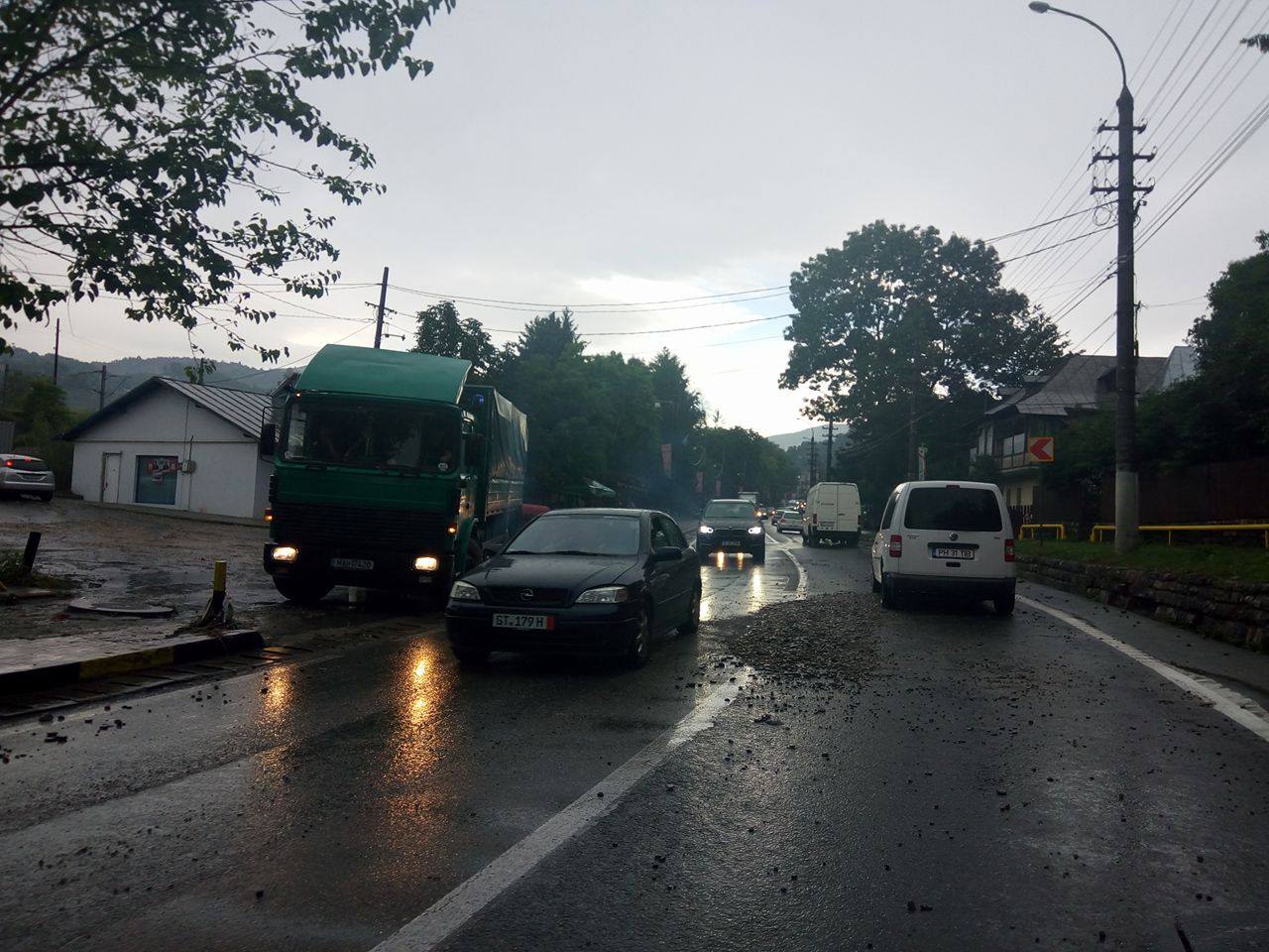 Inundații în Prahova! Coloană de mașini pe DN1 de la Sinaia la Comarnic, din cauza aluviunilor