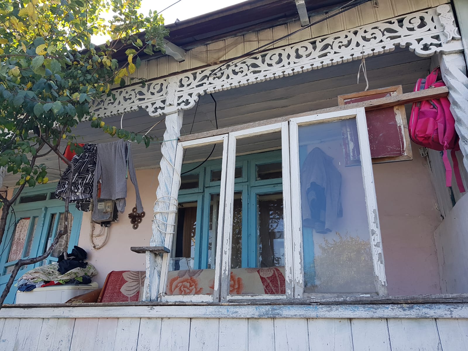REPORTAJ: Am fost acasă la copila care merge flămândă la școală. Șapte suflete, fără speranță: trăiesc într-o cocioabă, fără frigider și aragaz și se tem că nu vor trece iarna/VIDEO&FOTO