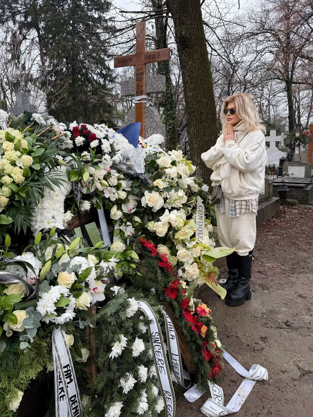 Cum a apărut Loredana Groza îmbrăcată la parastasul tatălui său. Fanii i-au criticat stilul vestimentar: „Semănați cu Cruella”