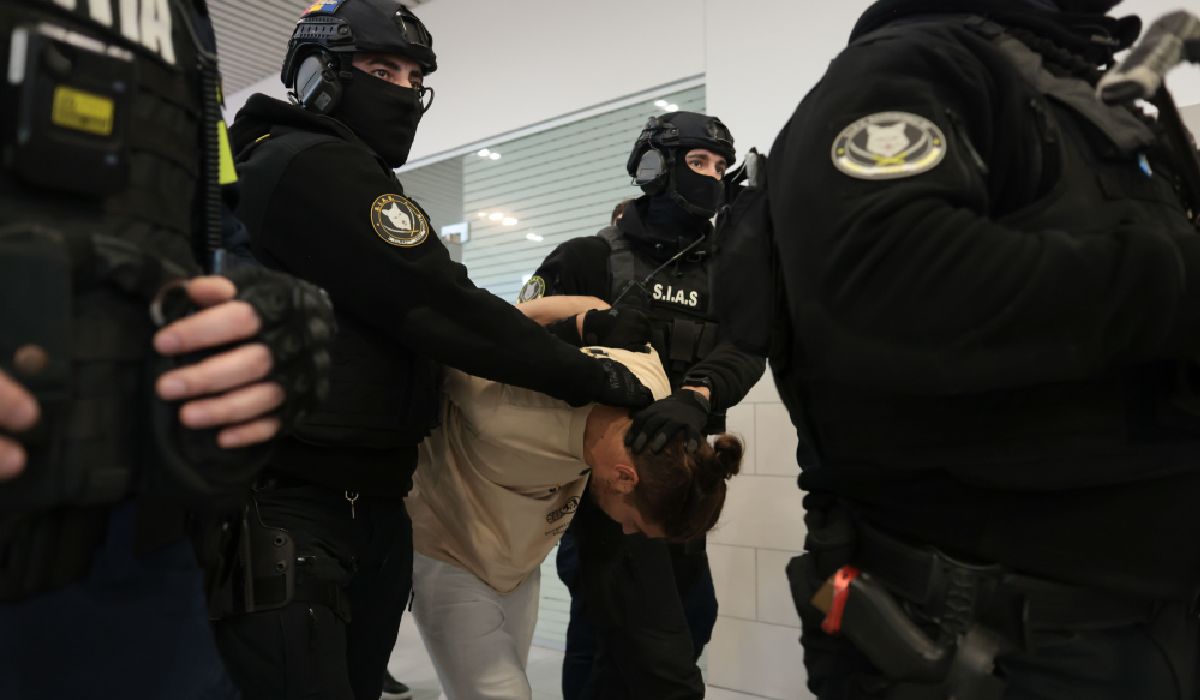 Mascați înarmați l-au scos ținut de gât din Aeroportul Otopeni pe Cosmin Costinel Zuleam, al treilea asasin al omului de afaceri Adrian Kreiner, adus în țară din Indonezia