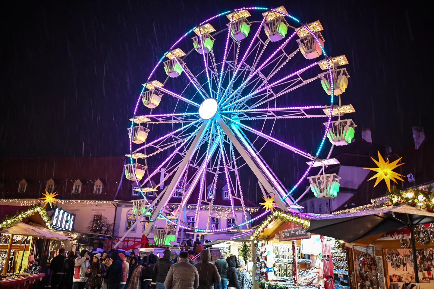 Târgul de Crăciun Sibiu 2025. Peste 100 de căsuțe cu delicii gastronomice, o roată panoramică de 22 de metri și Atelierul lui Moș Crăciun vă așteaptă în centrul orașului