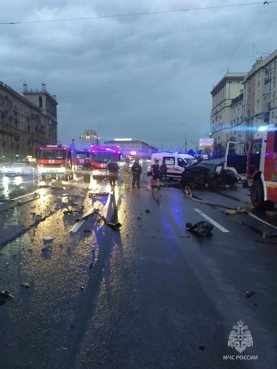 Cum arată o Tesla care a intrat pe contrasens într-o Toyota Land Cruiser. Șoferul mașinii electrice a murit, în accidentul de la Moscova