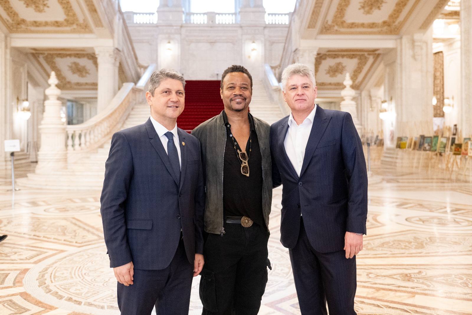 Cuba Gooding jr, vizită în România. Actorul a ajuns pe șantierul clinicii de la Obregia și la Senat