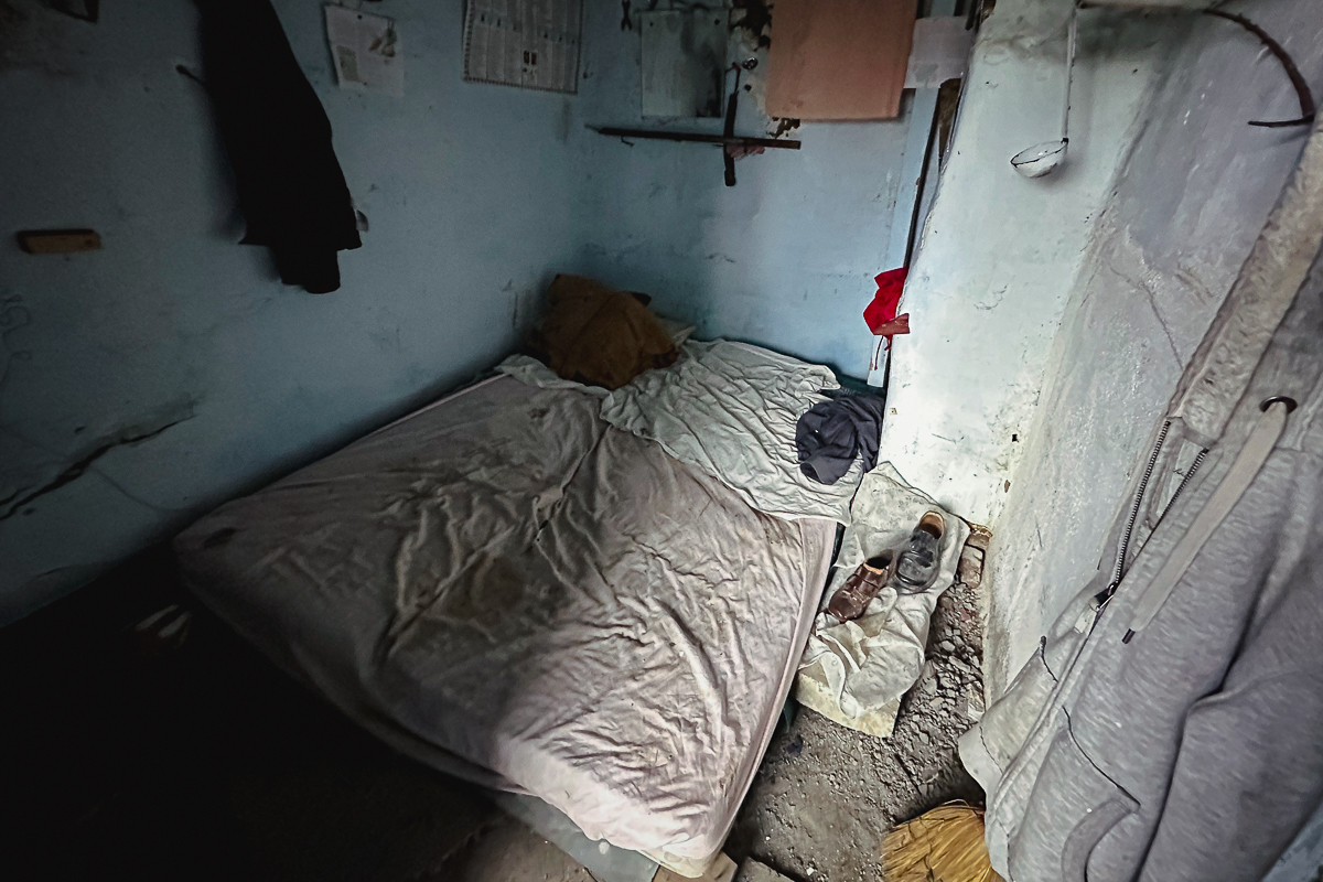 REPORTAJ. Într-un sat la 80 km de București, un tânăr cu o boală psihică, înstrăinat de părinți și de societate, se zbate să supraviețuiască: „Ieri am mâncat un ou”